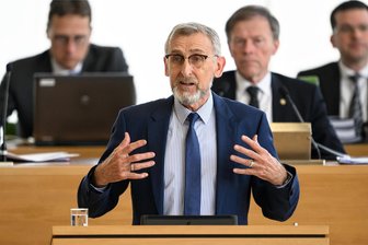 CDU-Innenminister Schuster verspricht Reform der kommunalen Selbstverwaltung in Sachsen - nach den Wahlen - Innenminister Armin Schuster (CDU) während seiner Fachregierungserklärung zum Thema „Kommune neu denken: Mehr Selbstverwaltung, weniger Staat“.