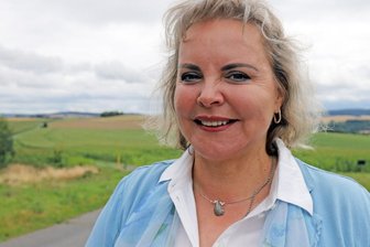 CDU-Kandidatin Veronika Bellmann: Die kampferprobte Konservative - An ihren Lieblingsort, die Bellmann-Höhe bei Dorfchemnitz, kommt Veronika Bellmann selbst in hektischen Wahlkampfzeiten, um Ruhe zu finden. Auf der Anhöhe - deren Bezeichnung ist nicht vom Namen der Abgeordneten, sondern von einem Berg abgeleitet - hat sie oft die Aussicht genossen oder der Malerei gefrönt. 
