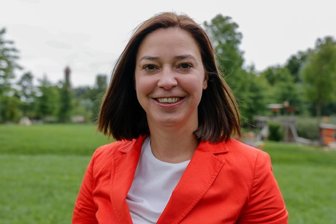 CDU-Kandidatin Yvonne Magwas: Die Titelverteidigerin - Yvonne Magwas tritt zum zweiten Mal für die CDU Vogtland als Direktkandidatin für den Bundestag an. Für das Foto wählte sie den Hofaupark in Auerbach. Hier verbringt sie regelmäßig Zeit mit ihrem zweijährigen Sohn.
