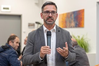 CDU-Kreischef Voigt kritisiert CDU-Landrat Hennig wegen Haushaltssperre im Vogtland: „Das Problem fällt nicht über Nacht aus dem Himmel“ - CDU-Kreischef Sören Voigt kritisiert die Kommunikation von CDU-Landrat Thomas Hennig. Er habe aus der Presse von der verhängten Haushaltssperre erfahren.