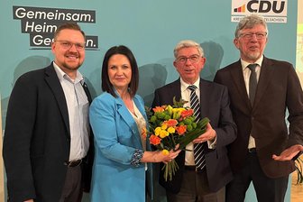 CDU Mittelsachsen setzt auf Barbknecht: Professor aus Freiberg als Landtagskandidat nominiert - Gratulation von Steve Ittershagen, Susan Leithoff (v. l.) und Jörg Höllmüller (r.) vom mittelsächsischen CDU-Vorstand an Professor Klaus-Dieter Barbknecht (2. v. r.) nach seiner Nominierung als Landtagskandidat der Partei.