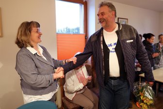 CDU-Politikerin Elisabeth Rips-Plath gewinnt Bürgermeisterwahl in Bernsdorf - Zwei fröhliche Gesichter, aber nur eine Gewinnerin: Der unterlegene Frank Schneider gratulierte am Abend Elisabeth Rips-Plath zum Wahlsieg.