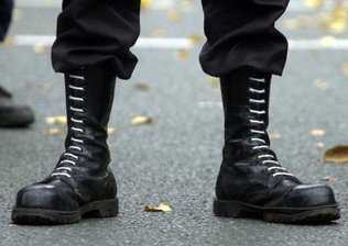 CDU-Spitze will Erfolgschancen für NPD-Verbot prüfen - Nach Bekanntwerden des rechtsextremen Hintergrunds einer bundesweiten Mordserie will die CDU-Spitze die Chancen eines neuen NPD-Verbotsverfahrens prüfen lassen. (Archivfoto)
