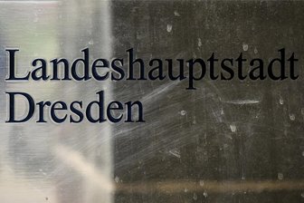 CDU stimmt AfD-Antrag zur Bezahlkarte für Asylbewerber in Dresden zu - Ist die „Brandmauer“ Geschichte? - Ein Abstimmungsergebnis der Stadtratssitzung im Dresdner Rathaus beschäftigt die Bundespolitik.