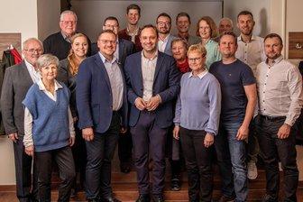 CDU tritt in Freiberg mit mehr Frauenpower und 15-Punkte-Programm zur Stadtratswahl an - Gruppenbild mit Generalsekretär: Alexander Dierks (vorn, 3. v. l.) im Kreis der Frauen und Männer, die für die CDU zur Stadtratswahl in Freiberg am 9. Juni dieses Jahres antreten. Links neben Dierks steht Spitzenkandidat Steve Ittershagen.