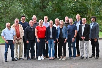 CDU und BSW: In Niederwiesa geht‘s schneller als in Dresden - Das ist der neue Gemeinderat von Niederwiesa. Vorne von links: Dirk Reichardt, Hans Jürgen Schubert, Jens Bossard, Grit Lämmel, Katja Richter, Katrin Höppner, Thomas Löser, Reinhardt Malzahn, Raik Schubert (Bürgermeister). Hinten: Richard Hamann, Mario Straubelt, Sebastian Walter, Holger Maywirth, Frank Buschbeck, Jörg Scheibe.