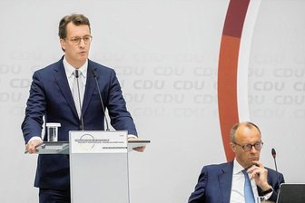 CDU: Wirbel um Populismus, Wüst und Pechstein-Auftritt - Hendrik Wüst (CDU, l.), NRW-Ministerpräsident spricht neben Friedrich Merz, CDU-Bundesvorsitzender, beim CDU-Konvent.