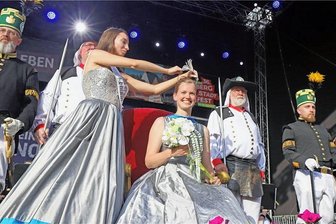 Celine I. setzt Sophia I. die Krone auf: Freiberg hat eine neue Majestät - Die ehemalige Silberstadtkönigin Celine I. setzt ihrer Nachfolgerin Sophia I. feierlich die Krone auf.