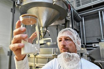 Cellulose-Produzent in Weißenborn kämpft gegen Lieferengpässe - In einer Siebmaschine werden die unterschiedlich großen Cellulosegranulate sortiert und von Mario Korb überprüft, bevor sie abgepackt und an die jeweiligen Weiterverarbeitungsfirmen ausgeliefert werden. 