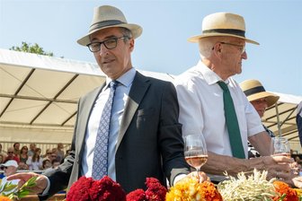 Cem Özdemir will Winfried Kretschmann als Ministerpräsident folgen - Bundeslandwirtschaftsminister Cem Özdemir (links) würde gern das Amt von Baden-Württembergs Ministerpräsidenten Winfried Kretschmann übernehmen.