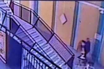 Centerchefin empört über dreiste Diebstähle - Die Überwachungskamera zeigt eine Person, die ein Fell aus der Dekorationsecke zusammenfaltet. Kurz darauf ist es weg.