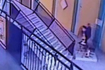 Centerchefin empört über dreiste Diebstähle - Die Überwachungskamera zeigt eine Person, die ein Fell aus der Dekorationsecke zusammenfaltet. Kurz darauf ist es weg.