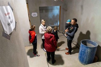 „Central“: Künftiges Vereinshaus bekommt weitere Finanzspritze der Stadt Brand-Erbisdorf - Bei einem Tag der offenen Baustelle im künftigen Bürger- und Vereinshaus „Central“ im Frühjahr informierte sich unter anderem Familie Lier über den Baufortschritt. Eva Kluge führte durch die Baustelle.