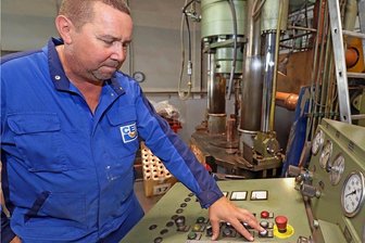 Cern-Wissenschaftler arbeiten mit Freiberger Werkstoffen - Lutz Tanneberger, Technischer Mitarbeiter im Freiberger Unternehmen CEP Freiberg, an der indirekten Strangpresse. In der Anlage werden die sogenannten Discup-Grünlinge gepresst. Discup ist das bei CEP entwickelte Material auf Kupferbasis, das vielfältige Anwendung findet. 