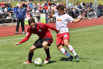 CFC-B-Junioren holen den Sachsenpokal - Roman Eppendorfer (CFC/rotes Trikot) schirmt den Ball gegen den Leipziger Joscha Wosz (weiß) ab.
