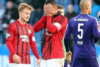 CFC bekommt Lob, aber keine Punkte - Viel vorgenommen und nichts erreicht. Dem CFC-Abwehrroutinier Fabian Stenzel (l.) und seinem Mittelfeldkollegen Jamil Dem ist die Enttäuschung nach dem Abpfiff in Osnabrück anzusehen.