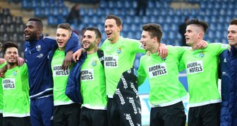 CFC bringt sich in Lauerstellung - Freudige Gesichter bei den CFC-Spielern im Frankfurter Volksbank-Stadion: Stefano Cincotta, Emmanuel Mbende, Daniel Frahn, Kevin Conrad, Tim Danneberg, Tom Baumgart, Dennis Mast und Florian Hansch (von links) jubeln mit den mitgereisten Fans.