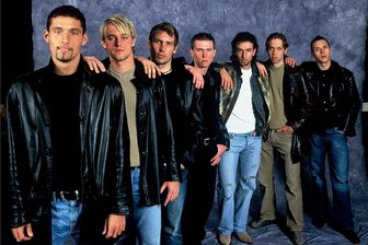 CFC-Cheftrainer Christian Tiffert: "Ich beneide junge Spieler heute nicht" - "Die jungen Wilden" des VfB Stuttgart bei einem Fotoshooting 2003: Kevin Kuranyi, Timo Hildebrand, Timo Wenzel, Aljaksandr Hleb, Ioannis Amanatidis, Andreas Hinkel und Christian Tiffert (von links). "Wir waren etwas Besonderes, weil sonst nur ältere Spieler in der Liga unterwegs waren. Wenn das meine Spieler heute machen würden, hätte ich kein Problem", sagt Tiffert. "Es sei denn, sie würden so gelangweilt schauen wie ich auf diesem Bild."