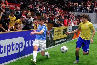 CFC: Der Marx aus Chemnitz tankt Selbstvertrauen und spendet Trost für seinen Teamkollegen - CFC-Profi Jonas Marx (links) war mit vier Treffern bester Torschütze beim beliebten ZEV-Hallenmasters in Zwickau.