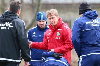 CFC: Erst reden, dann punkten - Sven Köhler im Gespräch mit den Spielern: "Sie haben gut mitgearbeitet und die Trainingsinhalte umgesetzt", sagte der neue CFC-Coach.