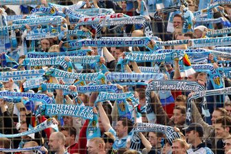 CFC-Fan in Gersdorf beraubt - Viele Fußballfans gehen nicht ohne Fanartikel zu den Spielen.Foto: Imago/Eisenhuth