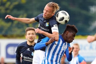 CFC fehlt in Neugersdorf die Frische - CFC-Spieler Dennis Grote im Zweikampf mit Bocar Djumo Bocartelli.
