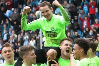 CFC feiert den 100-Tore-Mann - Die CFC-Spieler bejubeln ihren 100-Tore-Mann Anton Fink (auf der Schulter von Nils Röseler). Der 28-Jährige steht bis 2018 in Chemnitz unter Vertrag und hat noch viel mit dem Club vor.