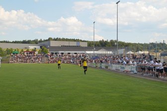 CFC-Gastspiel: Spieler und Zuschauer schwitzen bei Oelsnitzer Fußballfest -