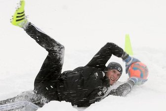 CFC gegen FSV - Sachsenpokal-Halbfinale am 19. April - Was sind schon die paar Schneeflocken! CFC-Torwart Kevin Kunz hat sich am Freitag jedenfalls weder von den Niederschlägen der vergangenen Tage noch von den eisigen Temperaturen schocken lassen und eine Trainingseinheit in der weißen Pracht absolviert.