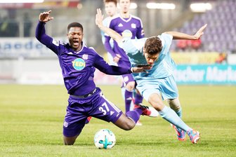 CFC geht nach der Pause unter - Stephen Sama (Osnabrück, links) gegen Myroslav Slavov (Chemnitz)