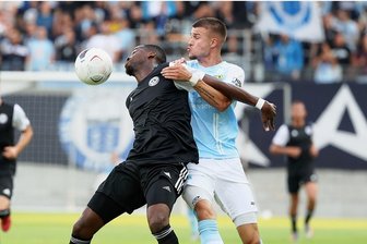 CFC gewinnt Auftaktspiel gegen Berlin - Der Chemnitzer FC um Torschütze Kilian Pagliuca (rechts) hat am Freitagabend das Auftaktspiel der neuen Regionalligasaison gegen Tennis Borussia Berlin (im Bild Cedrik Mvondo Mvondo) gewonnen.
