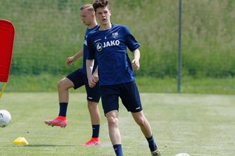 CFC-Jungprofi Niclas Walther: In den himmelblauen Fußstapfen des Vaters - Linksverteidiger Niclas Walther hat bei den Regionalliga-Fußballern des Chemnitzer FC einen Profivertrag erhalten. Der 18-Jährige pendelt derzeit zwischen Schule und Trainingsplatz.