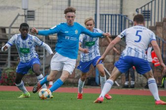 CFC-Junioren gehen in der Bundesliga weiter ihren Weg - Der Chemnitzer Luca Leon Walther (2. v.l. ) versucht sich gegen drei Herthaner durchzusetzen.