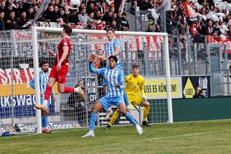 CFC kassiert gegen Energie Cottbus erste Niederlage des Jahres - fragwürdiges Transparent in der Fankurve - Viel los war vor beiden Toren im Spiel des Chemnitzer FC gegen Energie Cottbus. In dieser Szene können Felix Müller (oben) und Leon Ampadu für Keeper David Wunsch klären. Am Ende unterlag der CFC mit 1:4.