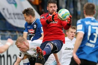 CFC-Keeper Pentke verhindert in Bielefeld Schlimmeres - CFC-Torhüter Philipp Pentke im Mittelpunkt des Geschehens.