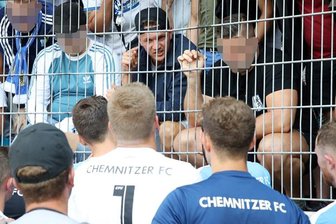 CFC: Keine Einigung im Streit mit Ex-Kapitän Daniel Frahn - Stein des Anstoßes: Daniel Frahn (mit verkehrt aufgesetztem Basecap hinterm Zaun) im Gästeblock vor seiner Mannschaft, die 1:3 in Halle verlor. Er habe dort Sympathien zu führenden Köpfen rechtsgesinnter Gruppierungen offenkundig zur Schau gestellt, heißt es bei der CFC GmbH. 