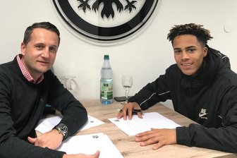 CFC leiht Linksverteidiger von Eintracht Frankfurt aus - CFC-Sportvorstand Thomas Sobotzik (links) konnte Deji Beyreuther nach Chemnitz holen. Der 19-Jährige wird ausgeliehen.