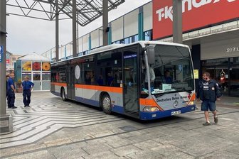 CFC lockt Impfwillige mit Fußball-Freikarten - Der Impfbus des DRK stand vorige Woche im Chemnitz Center. Am Donnerstag dieser Woche macht er am CFC-Stadion Station.