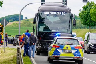 CFC-Mannschaftsbus in Unfall verwickelt: Pkw-Fahrer verletzt - Der Mannschaftsbus kurz nach dem Unfall. Die Insassen blieben unverletzt.
