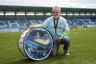 CFC-Manolo: So eine Welle wollt ich nicht auslösen - Jürgen Kurzbach mit seiner Trommel im neuen CFC-Stadion: Tage nach seinem Verschwinden fand ihn die Polizei in Döbeln.