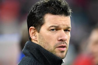 CFC: Michael Ballack lässt 40 Original-Trikots versteigern - Michael Ballack lässt 40  handsignierte Original-Trikots versteigern.