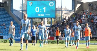 CFC mit Trabfußball - Lotte schlägt zu - Die Chemnitzer Spieler gehen nach der Heimpleite frustriert vom Platz.