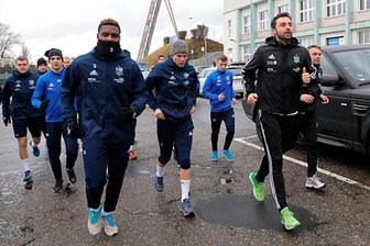 CFC nach Steffen-Beurlaubung auf Suche nach dem Retter - Steffen Ziffert - Trainingsauftakt ohne Chefcoach. Co-Trainer Sreto Ristic (vorn rechts) führte die CFC-Profis am Dienstagnachmittag auf die Laufrunde.