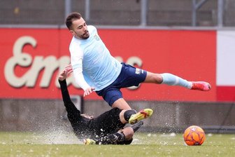 CFC: Neustart mit alten Zielen - Wie wackelig präsentiert sich der CFC zum Start ins neue Fußballjahr? Die Himmelblauen um Furkan Kircicek (hier im einzigen Testspiel des Winters gegen Bayreuths Alexander Nollenberger) haben in der Vorbereitung in mit der vollen Kapelle trainieren können. 