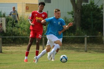 CFC-Neuzugang kommt aus Frankfurt - CFC-Neuzugang Manuel Reutter (blaues Trikot) setzt sich hier im Testspiel des CFC gegen Jahn Regensburg in Szene. Die Himmelblauen gewannen 4:3, Reutter bereitete das zwischenzeitliche 3:0 durch Ampadu vor.