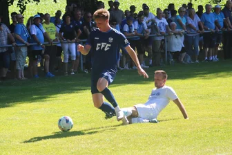 CFC-Neuzugang stand schon als Dreijähriger auf dem Fußballplatz - CFC-Neuzugang Johannes Pistol (l.) spielte gegen den Hartmannsdorfer SV 45 Minuten.