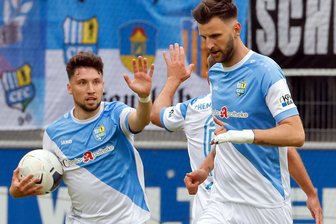 CFC-Profi Baumgart will nächstes Jahr „mit den Jungs wieder angreifen“ - Tom Baumgart (links) bejubelt seinen Ausgleichstor gegen Viktoria Berlin.