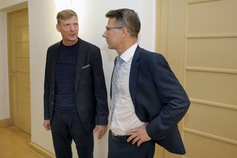 CFC: Richter hebt Hausverbot für Präsident und Aufsichtsrat zum Teil auf - CFC-Aufsichtsratsvorsitzender Uwe Bauch (links) und Präsident Andreas Georgi trafen sich am Montag im Landgericht auf dem Gang. Ihre Fälle wurden allerdings getrennt verhandelt.