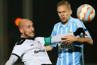 CFC schrammt an Pokalblamage vorbei - Torschützen unter sich: Martin Kolan (Bautzen/links) und Dennis Grote vom Chemnitzer FC im packenden Zweikampf.