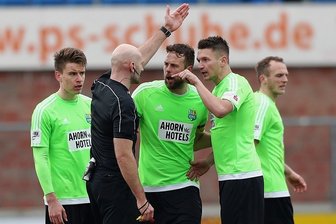 CFC: Schwachstrom statt Hochspannung - Daniel Frahn (rechts) legt sich mit Schiedsrichter Benedikt Kempkes an, fliegt deswegen mit Gelb-Rot vom Platz. Marc Endres (Mitte) und Florian Hansch diskutieren mit.